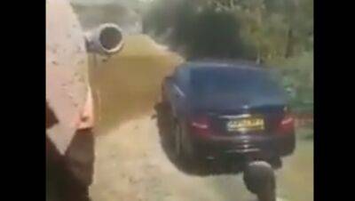 Фермер не пожалел "удобрений" для припарковавшегося на его поле Mercedes (видео) - autocentre.ua - Англия