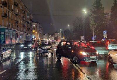 Renault Sandero - В центре Твери женщина отвлеклась от управления легковушкой и спровоцировала ДТП с пострадавшим - afanasy.biz - Тверь - Тверская обл.