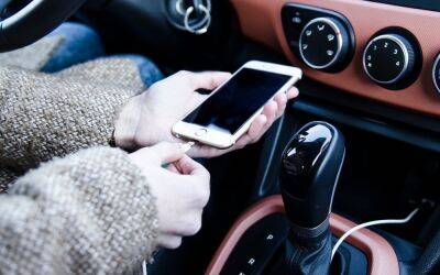 Как правильно заряжать телефон в машине, чтобы он не вышел из строя - zr.ru