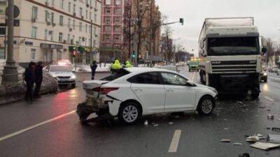 Легковой автомобиль и фура столкнулись на шоссе Энтузиастов в Москве, пострадали двое - usedcars.ru - Москва - Россия