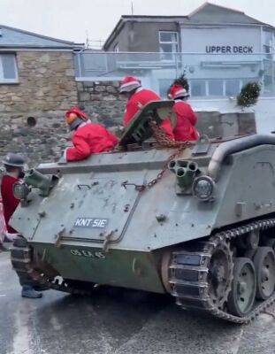В Британии пьяные Санта-Клаусы разъезжали по деревне на БМП - autocentre.ua - Англия