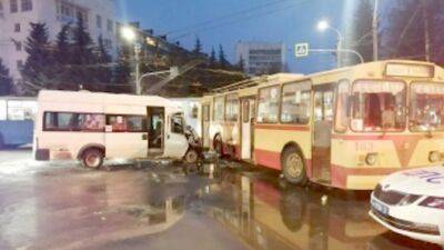 В Йошкар-Оле столкнулись троллейбус и пассажирский микроавтобус, пострадали 14 человек - usedcars.ru - республика Марий Эл