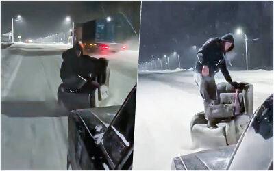 «Тормози!»: мужчина в прицепленном к авто кресле проехался по Новосибирску - zr.ru - Новосибирск