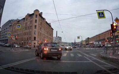 Ничего не смутило: водитель развернулся через двойную сплошную на глазах у ДПС - zr.ru - Санкт-Петербург