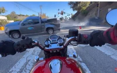 За секунду до... Мотоциклист снял летящий в него пикап - zr.ru - штат Калифорния - New York