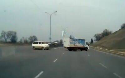 Что будет, если проехать перед машиной, которую буксируют (видео) - zr.ru
