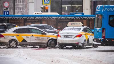 Таксистов назвали главными виновниками аварий в России - motor.ru - Россия