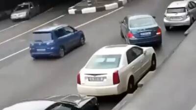 Видео: неудачная параллельная парковка привела к разрушительной аварии - auto.24tv.ua