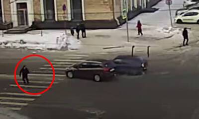 В центре Петрозаводска пешеходу пришлось убегать от автомобиля - gubdaily.ru - республика Карелия - Петрозаводск