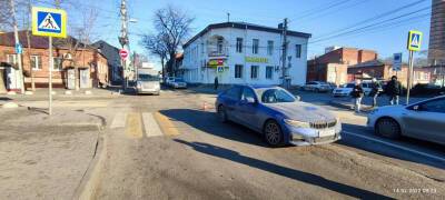 В центре Ростова на пешеходном переходе водитель за рулем BMW сбил девушку - dontr.ru