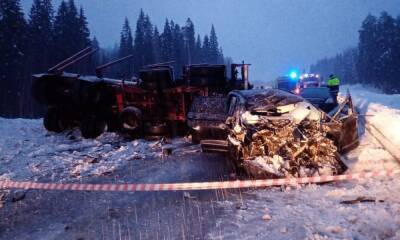 В Карелии лесовоз опрокинулся на трассе: в бревна врезались два автомобиля - gubdaily.ru - республика Карелия