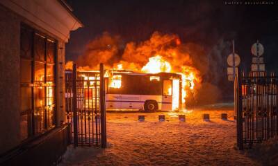 Артур Парфенчиков - Стало известно, почему загорелся автобус у вокзала в Петрозаводске - gubdaily.ru - республика Карелия - Петрозаводск