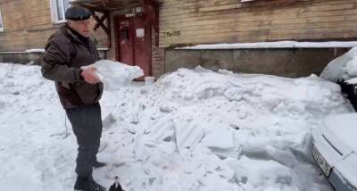 В Петрозаводске ледяная масса повредила автомобиль и чудом не убила детей - gubdaily.ru - Петрозаводск