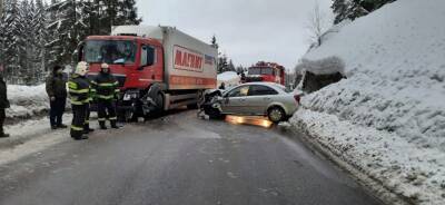 Фура и автомобиль столкнулись в лобовую на трассе в Карелии: ранены женщина и ребенок - gubdaily.ru - республика Карелия