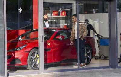 "Афериста из Tinder" заметили в автосалоне Ferrari: фото - auto.24tv.ua - Израиль - Тель-Авив