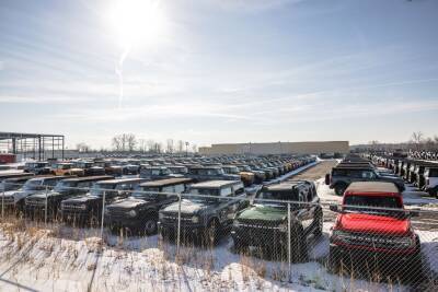Тысячи внедорожников Ford Bronco вновь заполнили гигантскую парковку у завода - autonews.autoua.net - Сша - штат Мичиган