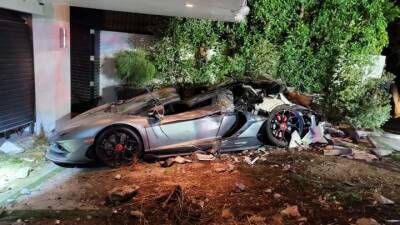 Грузовик врезался в дом стоимостью 12 миллионов долларов, разбил уникальные Lamborghini Aventador, Bentley, Maybach - auto.24tv.ua