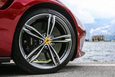 Первый кроссовер Ferrari: серийное производство Purosangue начнётся в 2022 году - kolesa.ru - Италия