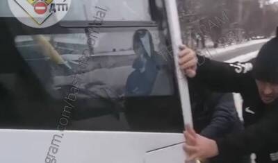 В Уфе людям пришлось толкать застрявший в снегу автобус - mkset.ru - Уфа