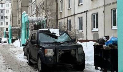 В Уфе с неочищенной крыши упала глыба льда и повредила автомобиль - mkset.ru - Уфа