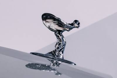 Rolls-Royce Spectre - Rolls-Royce изменил дизайн статуэтки «Дух экстаза»: её получат грядущие новинки - kolesa.ru - Греция