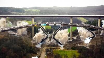 Видео: 500-метровый автомобильный мост разрушили с помощью 120 килограммов взрывчатки - motor.ru - Германия