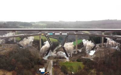 Сложился как домино: обрушение автомобильного моста показали на видео - autocentre.ua - Германия