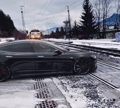 Поезд переехал Tesla Model S – она «отряхнулась» и продолжила движение - autocentre.ua