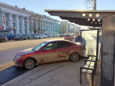 В Твери одна легковушка после столкновения с другой влетела в автобусную остановку - afanasy.biz - Тверь