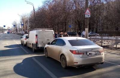 В Твери на улице Вагжанова водитель Lexus собрал «паровоз» из трех машин - afanasy.biz - Тверь - Тверская обл.