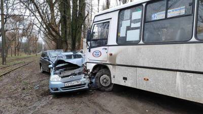 В Новочеркасске автобус врезался в легковушку - DONTR.RU - dontr.ru - Новочеркасск