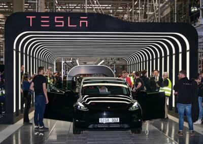Илон Маск - Олаф Шольц - Илон Маск передал владельцам первые автомобили Tesla с завода в Германии - autocentre.ua - Китай - Германия - Berlin