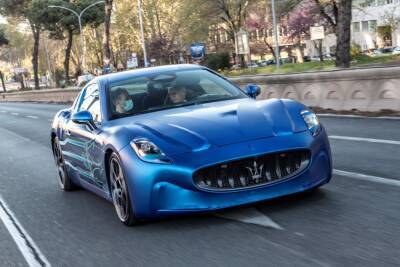Maserati GranTurismo Folgore на новых фотографиях: за рулём — Карлос Таварес! - kolesa.ru
