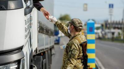 Пограничники не выпускают мужчин, пытающихся покинуть страну под видом дальнобойщиков - auto.24tv.ua - Украина