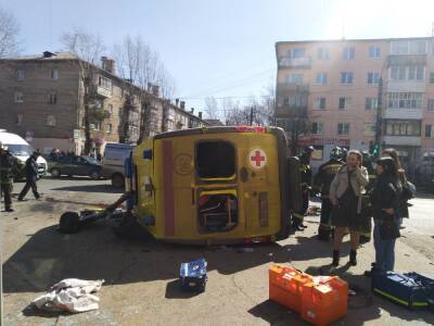 Водитель внедорожника после столкновения со скорой сбил трех пешеходов - afanasy.biz