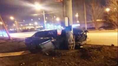 В Петербурге BMW врезалась в столб – пострадали двое - usedcars.ru - Санкт-Петербург