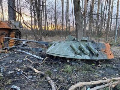 Как танк ВСУ метко подбил спрятанную между домов БМП оккупантоа (видео) - autocentre.ua - Украина