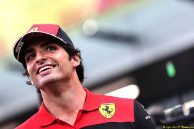 В Ferrari продлили контракт с Карлосом Сайнсом - f1news.ru