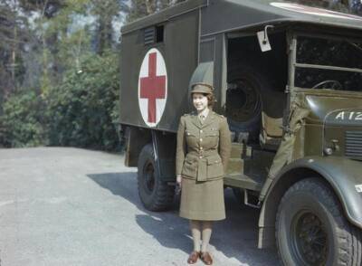 Елизавета II (Ii) - Как будущая королева водила армейские санитарные автомобили - autocentre.ua - Англия
