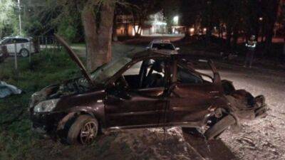 В Балакове автомобиль врезался в дерево – водитель погиб - usedcars.ru - Саратовская обл.