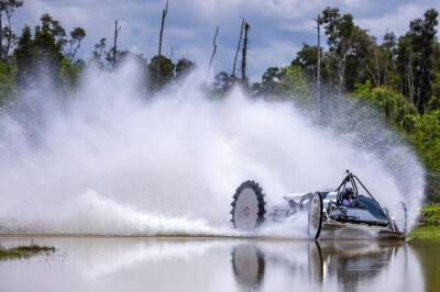 Юки Цунод - Пилотов Формулы-1 посадили за руль «болотных багги» (видео) - autocentre.ua - штат Флорида - Токио