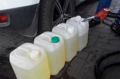 Чому на заправках водіям не дозволяють наливати паливо в пластикову тару? - news.infocar.ua