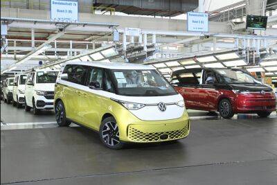 На заводе Volkswagen в Ганновере стартовал выпуск модели ID. Buzz - autocentre.ua