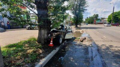 В Иркутске автомобиль врезался в дерево – пострадали три человека - usedcars.ru - Россия - Иркутск - Иркутская обл.
