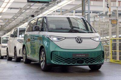Минивэн в стиле ретро от Volkswagen: стартовало серийное производство ID. Buzz - kolesa.ru - Германия