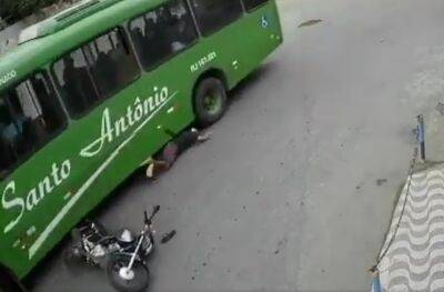 Мотоциклиста от неминуемой гибели под колесами автобуса спас шлем (видео) - autocentre.ua - Бразилия