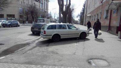 Можно ли парковаться на тротуаре? - auto.24tv.ua - Украина