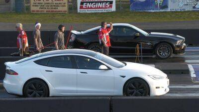 Tesla Model S Plaid и легендарный Shelby GT500 сошлись в драге - autocentre.ua
