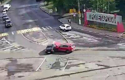Момент ДТП на проспекте Калинина в Твери с участием двух автомобилей попал на видео - afanasy.biz - Тверь
