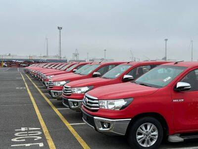 Фонд «‎Маркус Фундейшн» закупил для ВСУ полсотни пикапов Toyota Hilux (фото) - autocentre.ua - Украина - Евросоюз - Ливия